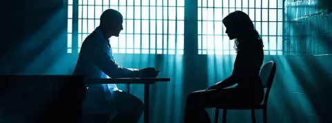 « Il m’a demandé de me mettre complètement nue » : une militante écolo humiliée par un médecin en garde à vue