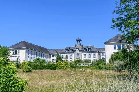 Qui veut acheter un hôpital ? Un joyau historique breton mis aux enchères