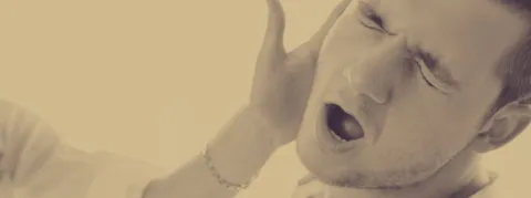 L’interne refuse de renouveler l’ordonnance et il se fait gifler