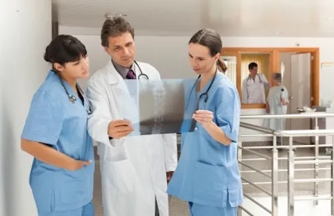 Des praticiens proposent des pistes pour rendre l’hôpital public plus attractif