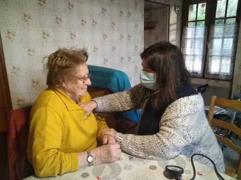 Désert médical : dans la Vienne, Cécile Richard mène une opération séduction 