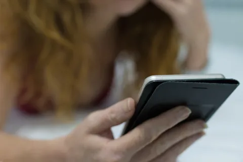 En sortant de la consultation, elle reçoit un sms : «je te prendrai en levrette.»