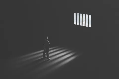 Faux pass sanitaires : détention provisoire pour le médecin, des amendes pour les clients