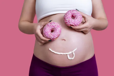 Vaccin à l’ARN messager : aucun danger pour les femmes enceintes, c’est officiel 