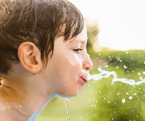 Tests salivaires : Les écoliers, invités à cracher pour la bonne cause !