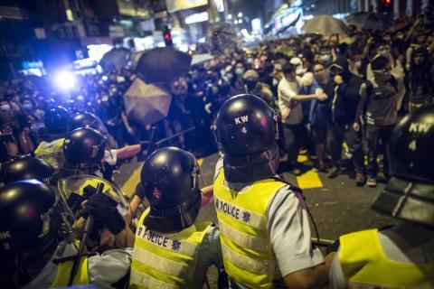 Covid à Shanghai, affrontement entre habitant et policiers, venus les déloger pour faire de leur immeuble un centre de quarantaine