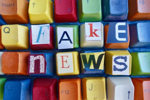 Des influenceurs contactés pour "déglinguer" la réputation du vaccin Pfizer