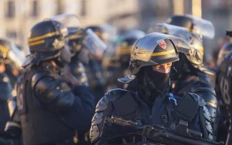 Le Pr Thinès garde un oeil sur les lanceurs de balle de défense