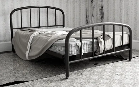 Un médecin au tribunal, il aurait laissé une dame de 86 ans, sans soin, jusqu’à la mort, sur son lit d’immondices