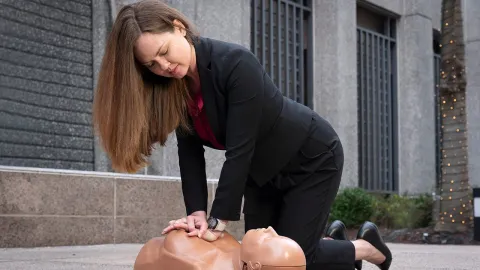 Dr Audrey Blewer : « Une femme a moins de chance qu’un homme de revoir un massage cardiaque. Brisons les tabous pour sauver des vies. » 