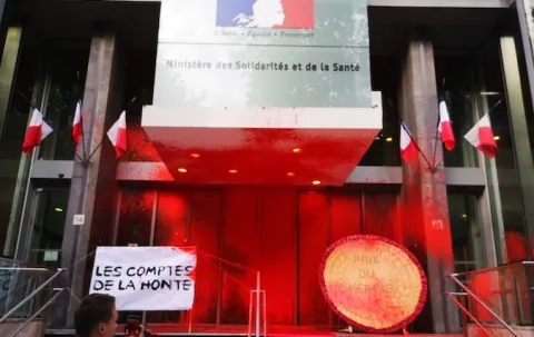 Le Collectif Inter-Urgences et Attac repeignent le ministère de la santé en rouge sang !!