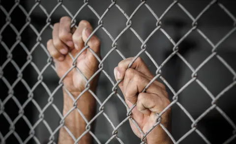 Pour le préfet, une infirmière qui bosse trop ne peut devenir française...