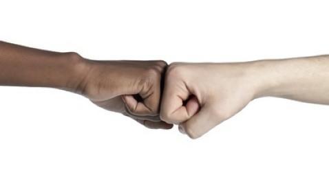 Se serrer la main, un geste risqué pour la santé