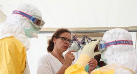 « Des combinaisons de la tête aux pieds »