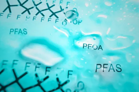 PFAS : le ministère de la Santé appelle à des changements simples pour limiter l'exposition généralisée