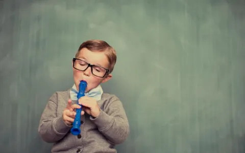 Russel Brand, FOX News, l’extrême droite, les complotistes se régalent : l’OMS veut conquérir le monde