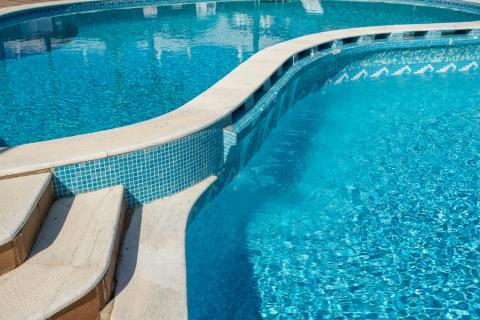 Loire : 54 personnes, dont 46 enfants, ont été intoxiquées au chlore dans une piscine. L’enquête est ouverte !