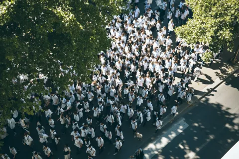 « Retirez le Garot, la médecine libérale étouffe » : la profession défile dans toute la France contre la régulation 