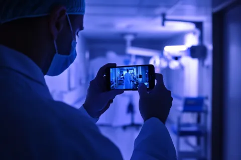 Téléphone posé sur une étagère, il est soupçonné d'avoir filmé ses patientes nues : un médecin placé sous contrôle judiciaire et interdit d'exercer