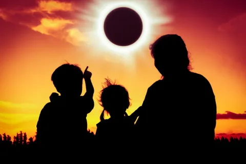 Éclipse solaire : les messages à rappeler à vos patients avant ce soir pour éviter les blessures de 1999 