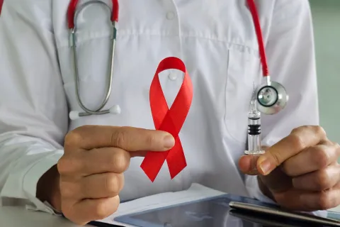 VIH : une lutte fragilisée par les coupes budgétaires, alerte Sidaction