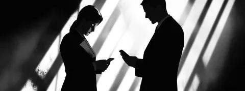 Vaccins Covid : La justice tranchera en novembre sur l'affaire des SMS secrets entre l'UE et Pfizer