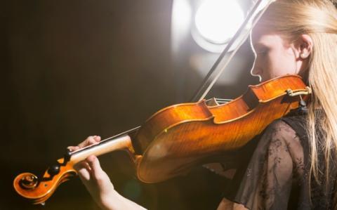 Une violoniste joue durant son opération pour garder sa main gauche 