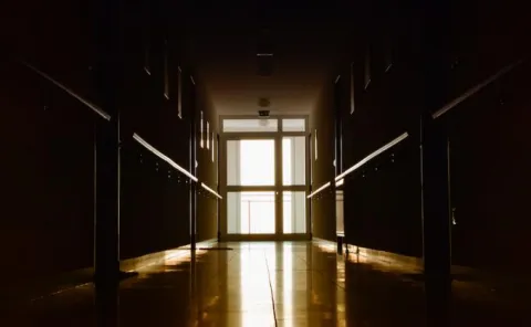 Lariboisière : la patiente « oubliée » est décédée d’un œdème pulmonaire