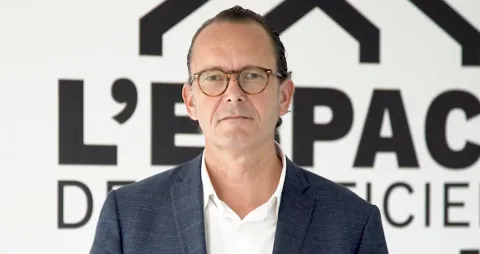 L'invité de la Consult" spin-off 