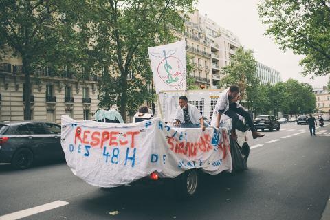 Grève des internes : l'épuisement et la colère dans la rue 