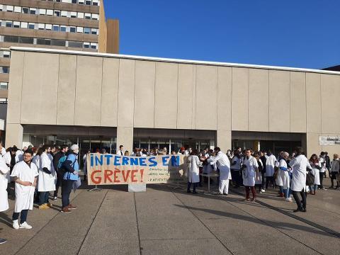 #grève10décembre : à Strasbourg, 200 internes manifestent devant l'hôpital de Hautepierre