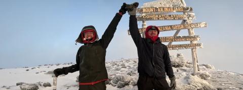 « On a gravi le Kilimandjaro les pieds liés pour faire parler de la maladie de Charcot-Marie-Tooth, voici les photos de notre défi »