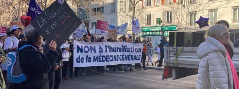 Les médecins libéraux étaient dans la rue contre la loi Rist, retour en image 