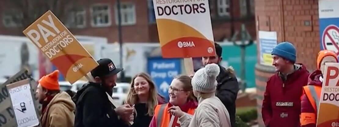 "Grâce à ce gouvernement, vous pouvez gagner davantage en servant des cafés qu'en sauvant des patients", des dizaines de milliers de médecins britanniques en grève 