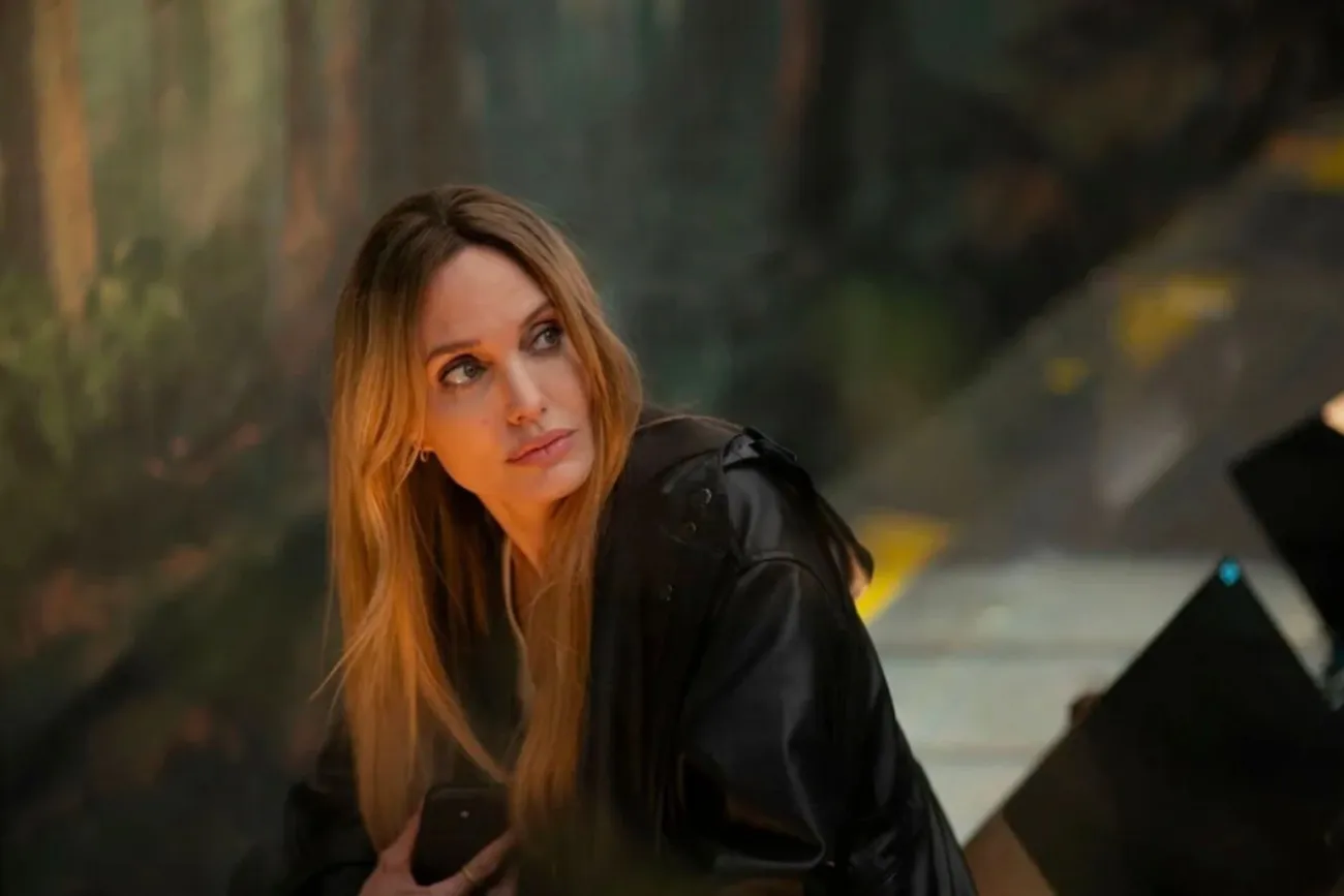 Angelina Jolie dans Coutures.jpg