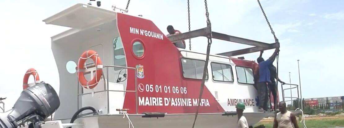 Fini les transferts périlleux en pirogue dans la lagune, Abidjan a acquis son premier bateau-ambulance