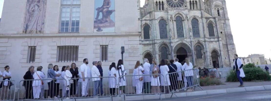 Des blouses blanches par centaines pour les obsèques de Carène Mezino, l’infirmière tuée au CHU de Reims