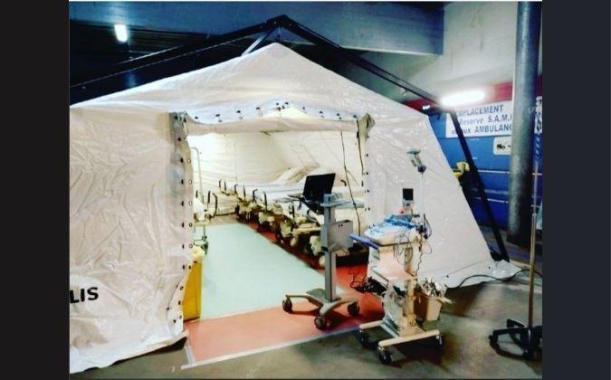 Une tente à l’entrée des Urgences du CHU de Bordeaux en situation critique, « médecine de guerre en temps de paix »