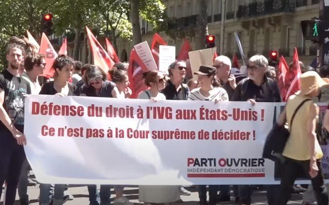 «De New York jusqu'à Paris, avortement libre et gratuit», les Français défendent le droit à l'avortement