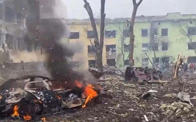 Ukraine, choc et indignation : voilà tout ce qu’il reste de la maternité de Marioupol, bombardée hier