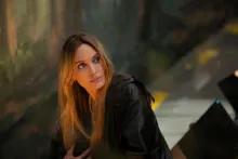 Angelina Jolie dans Coutures.jpg